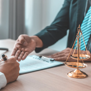 Tampilan desain dan perangkat mobile di atas meja kantor